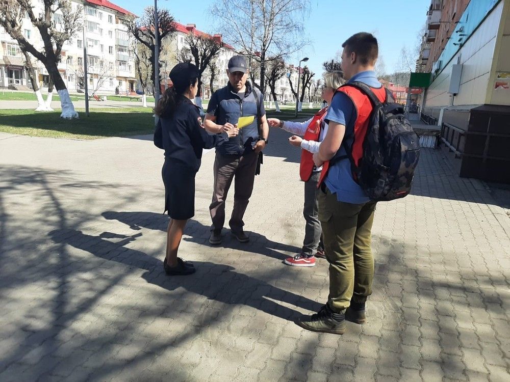 Порядка 50 георгиевских ленточек и памяток по Правилам дорожного движения вручили жителям Междуреченска сотрудники ОГИБДД и волонтеры МГО.
